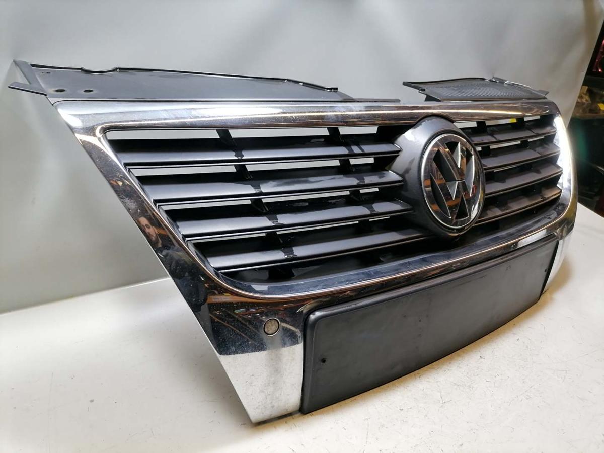 VW Passat 3C original K&uuml;hlergrill f&uuml;r Fahrzeuge mit Parkhilfe PDC Bj.2005